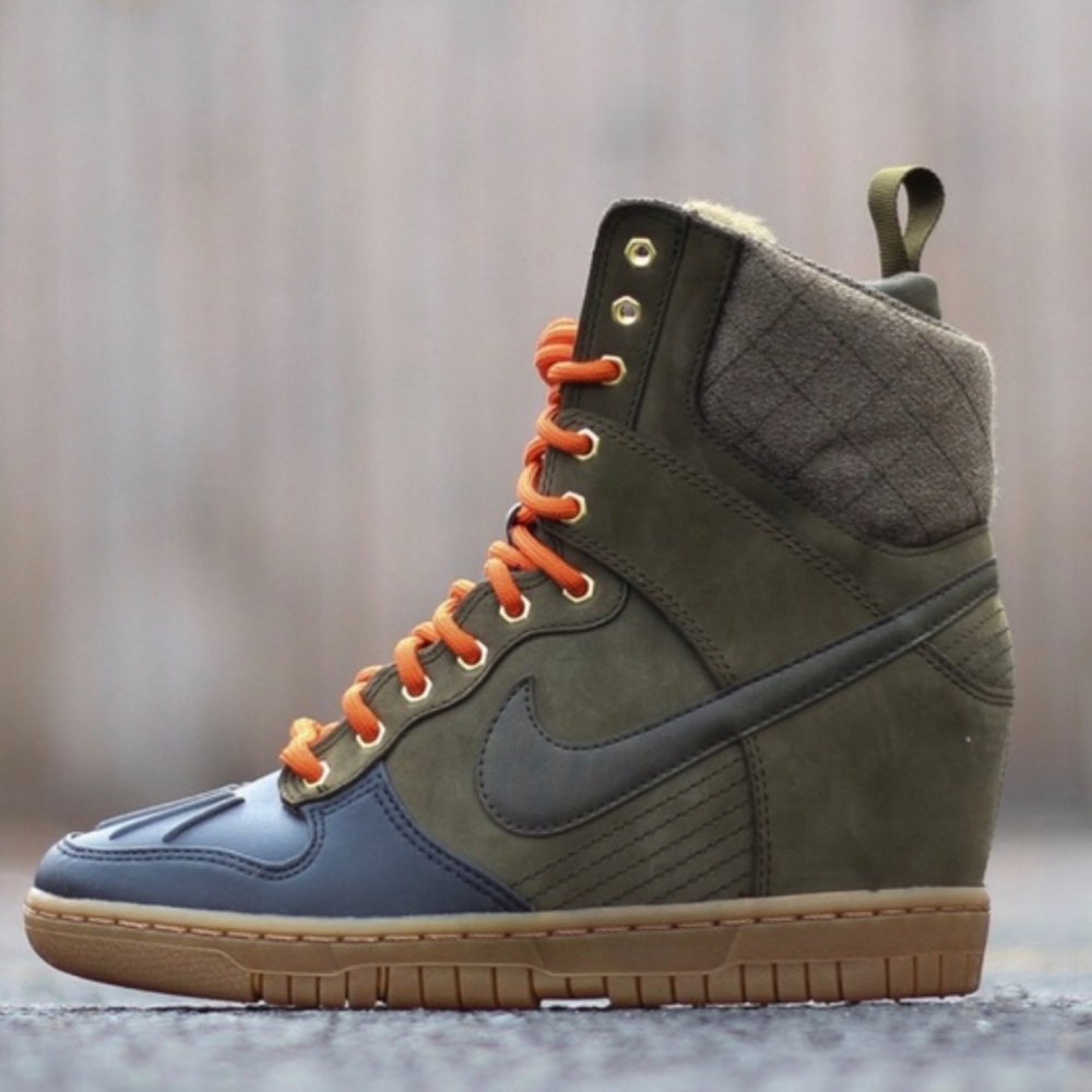 Nike Women’s Dunk Sky Hi SneakerBoot Size 6